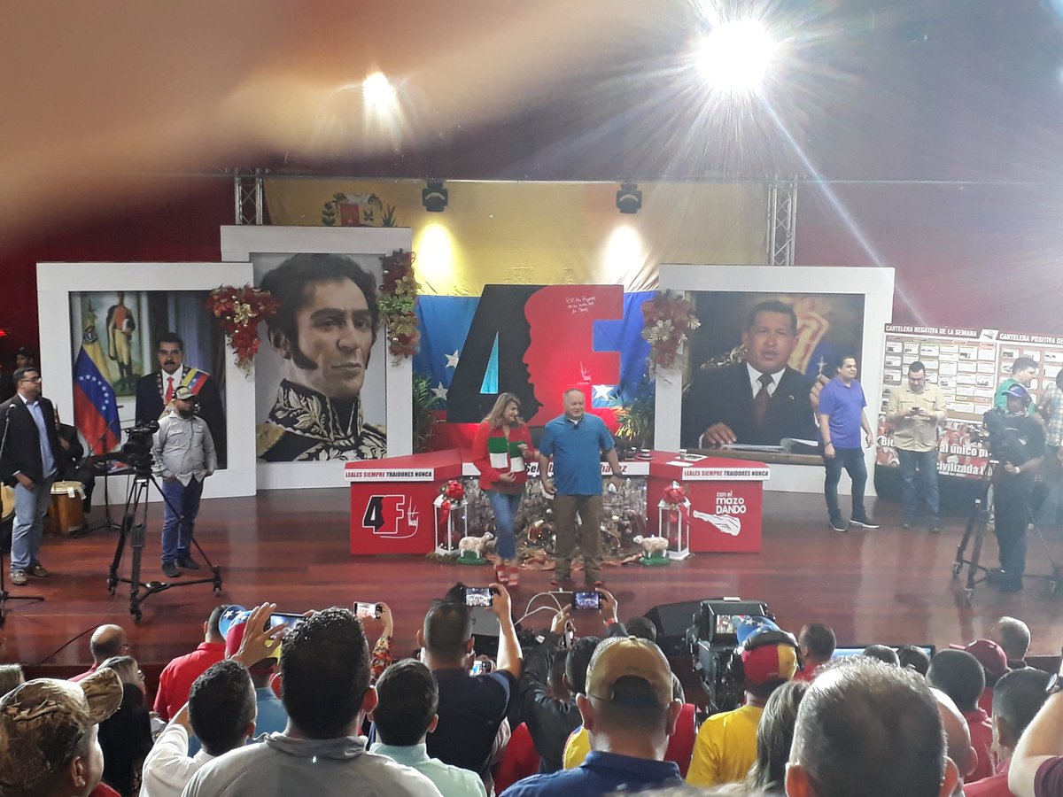 ismaellugojp's tweet photo. El @FNJPetrolera y la @JuventudPSUV activos desde #Monagas en el mejor programa de venezuela @ConElMazoDando con nuestro capitán @dcabellor en su programa #280
#ElmazoTeDeseaFelizChavidad
#ElmazoTeDeseaFelizChavidad 
#ElmazoTeDeseaFelizChavidad https://t.co/IjBwmuUclN