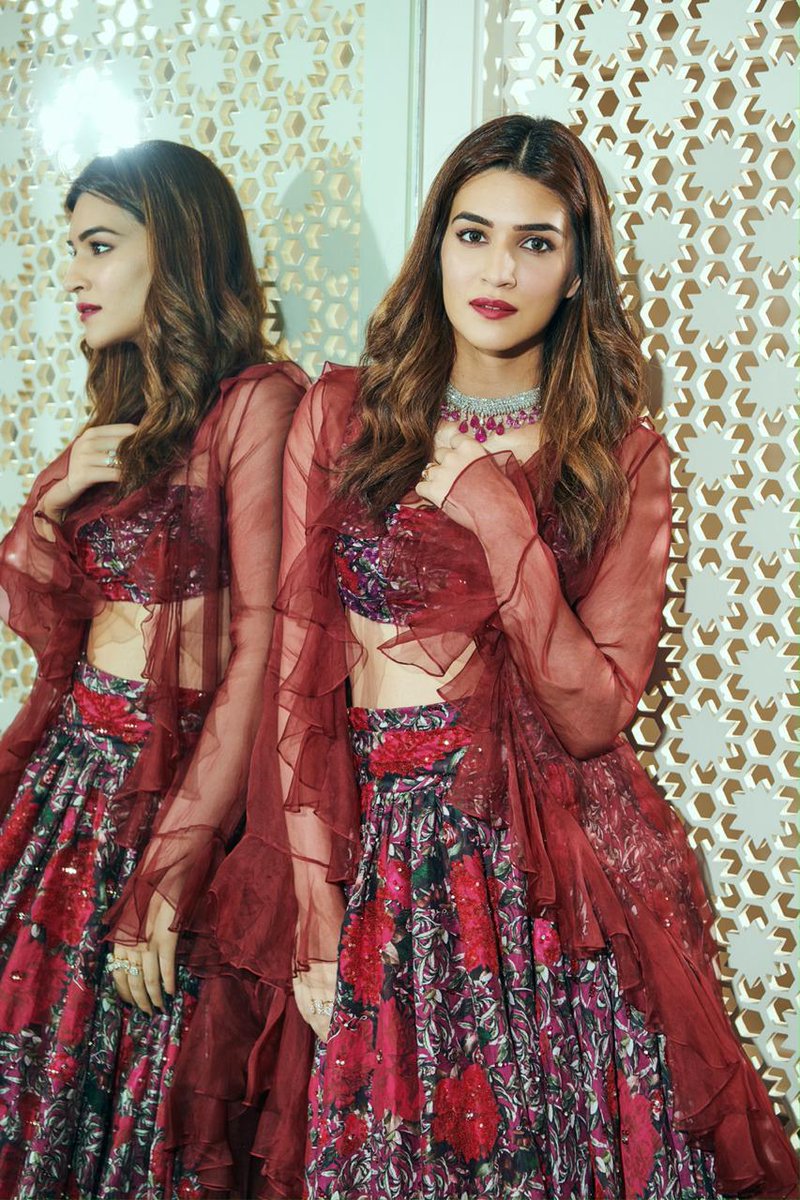 etimes's tweet photo. .@kritisanon looks pretty like a princess in this royal ethnic look for an event 

#KritiSanon https://t.co/pbO9zJeRvc