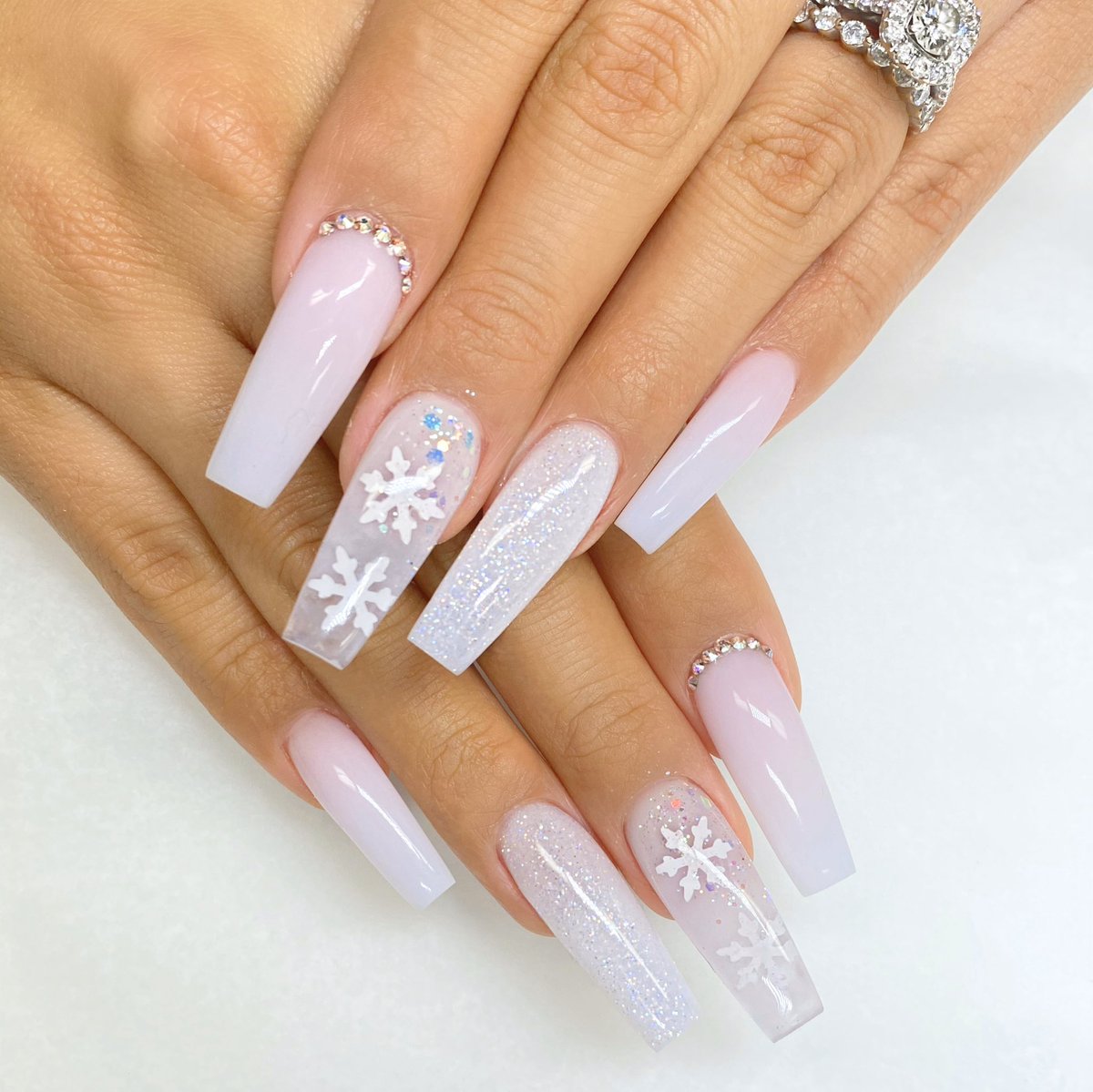 Evettexo's tweet photo. My nails are cute af! 🤍 https://t.co/utwDBpbXrL