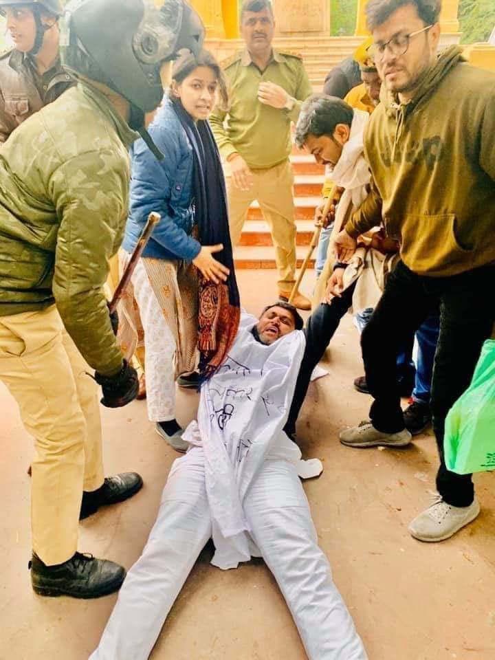 MohdSalman0143's tweet photo. #Inquilab #zindabad
हमने तय कर लिया हमने ले ली कसम
खून से अपने सींचेंगे हम ये चमन
जान लेकर हथेली पे हम चल दिए
बाँधकर सर पे निकले हैं हम ये क़फ़न
हमारे इरादे आपकी लाठियों से नही टूट सकते।

#RejectCAA
#SupportJamia 
#BoycottCAA
#BoycottNRC
@LambaAlka https://t.co/rE6xDqFjFz