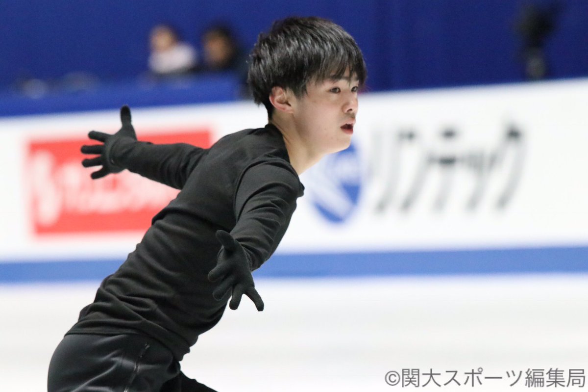 関大スポーツ編集局 アイススケート 第回全日本フィギュアスケート選手権大会 於 代々木国立競技場 第一体育館 男子公式練習 第２グループ公式練習に中村優 政策４ が参加しました ジャンプの入りを入念に確認し ４回転ジャンプも調整しました