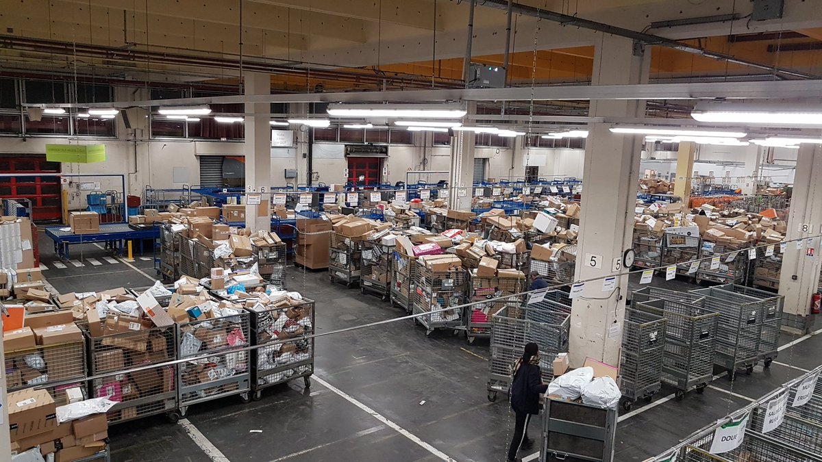 ROSECH49's tweet photo. 5h du mat, la PPDC d'#Angers déjà en pleine effervescence depuis plusieurs heures pour acheminer les colis vers leurs destinataires #laposte #colis https://t.co/JJ2vs46MsB