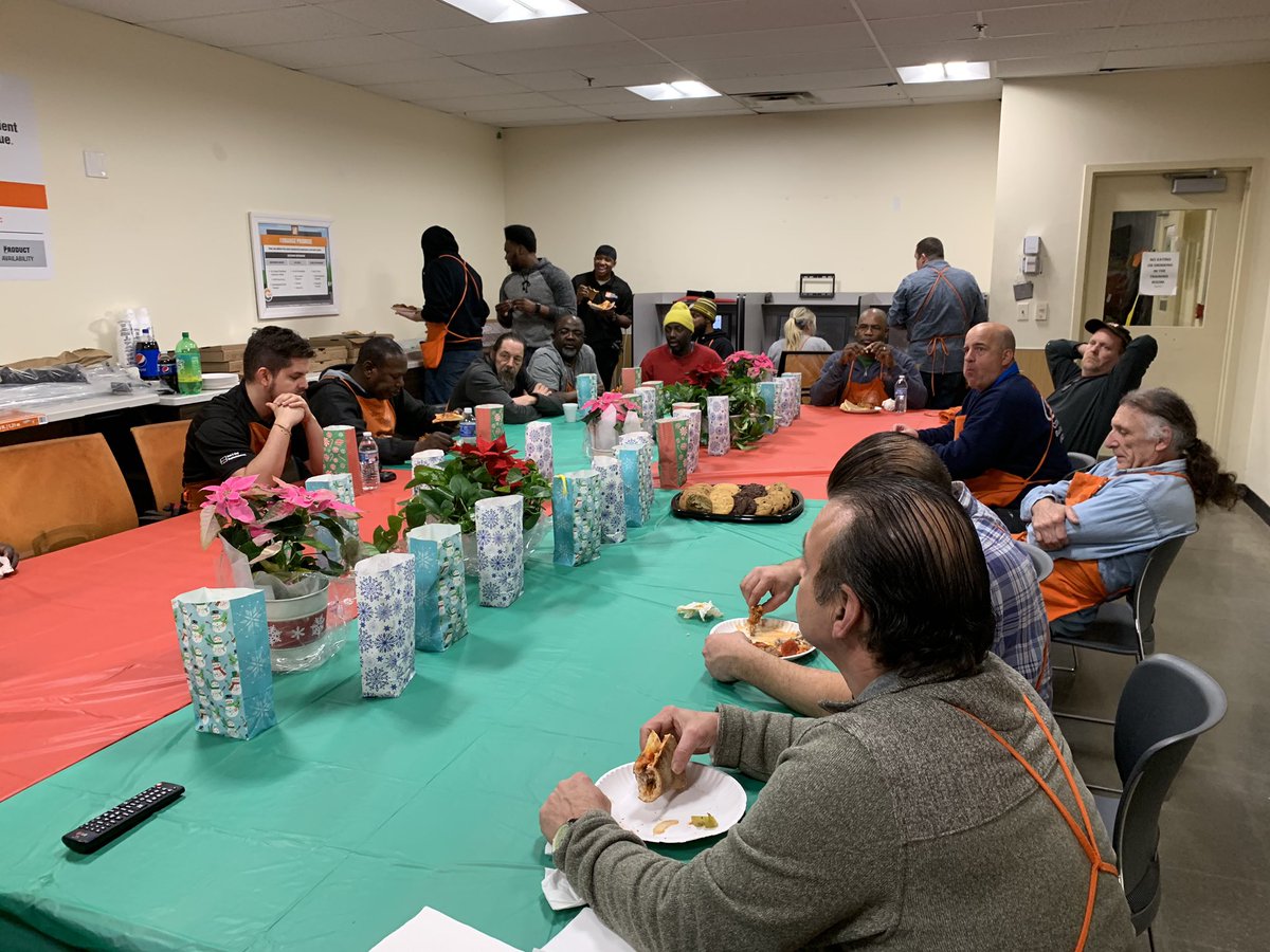 SusanCortese's tweet image. #LateNightSamePage Taking care of our Freight Team &amp;amp; showing them how much we appreciate them. SM Chris recognizes DS Aston. Nothin’s better then🍕wings,🍪&amp;amp; goodie bags! @HuntingtonHD @sherryyaskin @McMullenCJ @Selma_Ozkal @MarcSegovia4 @mistrettasam82 @1272SASM @PeterDeStasio