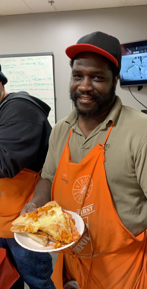 SusanCortese's tweet image. #LateNightSamePage Taking care of our Freight Team &amp;amp; showing them how much we appreciate them. SM Chris recognizes DS Aston. Nothin’s better then🍕wings,🍪&amp;amp; goodie bags! @HuntingtonHD @sherryyaskin @McMullenCJ @Selma_Ozkal @MarcSegovia4 @mistrettasam82 @1272SASM @PeterDeStasio