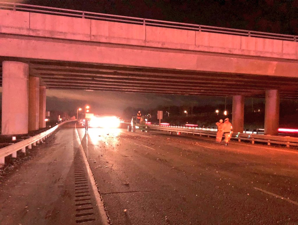 OPP_HSD's tweet image. Dump truck with box lifted struck the Waterdown Rd bridge on #Hwy403 EB. 
All eastbound lanes were blocked for clean up. 
Anyone with dash cam or information please call Burlington OPP 905-681-2511.
Investigation ongoing @ONtransport  engineers inspection bridge for damage