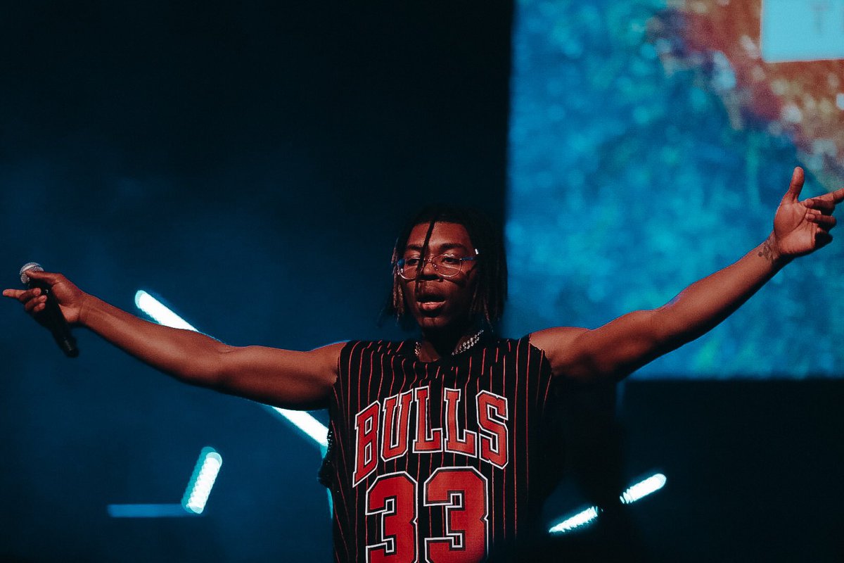 juleswalterss's tweet photo. @butomusic performance tonight was wildddddd. ⚡️⚡️⚡️

That’s all. Goodnight. https://t.co/YjtnweklYu