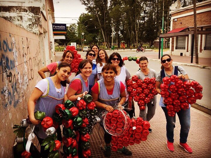 DEIBuenosAires's tweet photo. Con las ganas y el impulso de los Jardines N° 901, 913 y 918 de la localidad de #Lima, invitando a las familias, e instituciones locales lograron embellecer y ornamentar las calles, plazas y espacios públicos de la ciudad. ¡Felicitamos hermoso y bello emprendimiento! https://t.co/VYfJoSYwpt