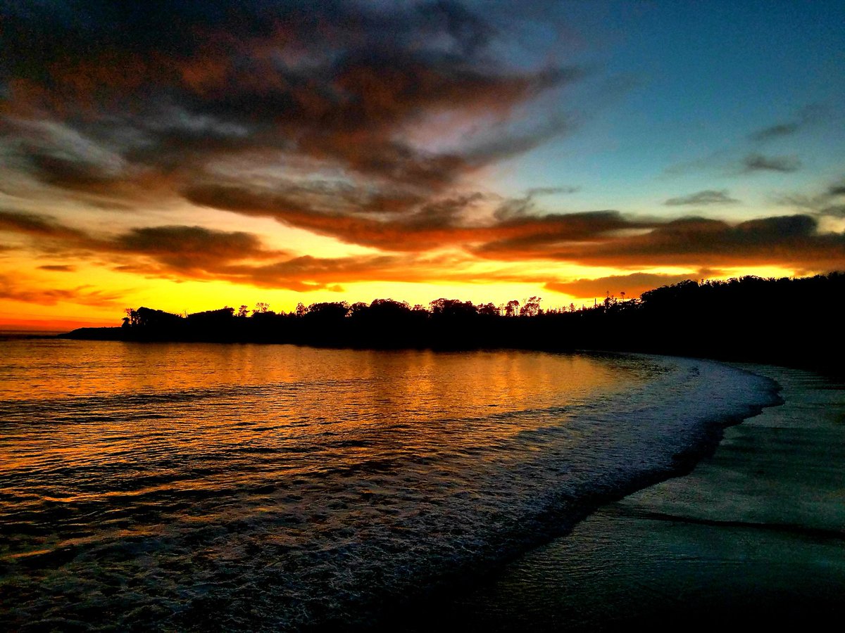 the5thagedawns's tweet photo. A Pacific Ocean sunset, with the colours of the sky mirrored in the water. At San Simeon, California. https://t.co/40ffDacMxz