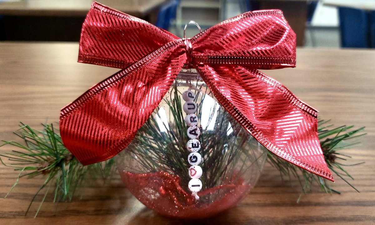 THEGSD200's tweet photo. Today GEAR UP invited 7th and 8th grade students to create a little holiday cheer.

Students were invited to come into the library during lunch to create a special Christmas ornament to take home. 

#PupProud #IHeartGEARUP #GEARUPWorks https://t.co/IHtIDOfEJe
