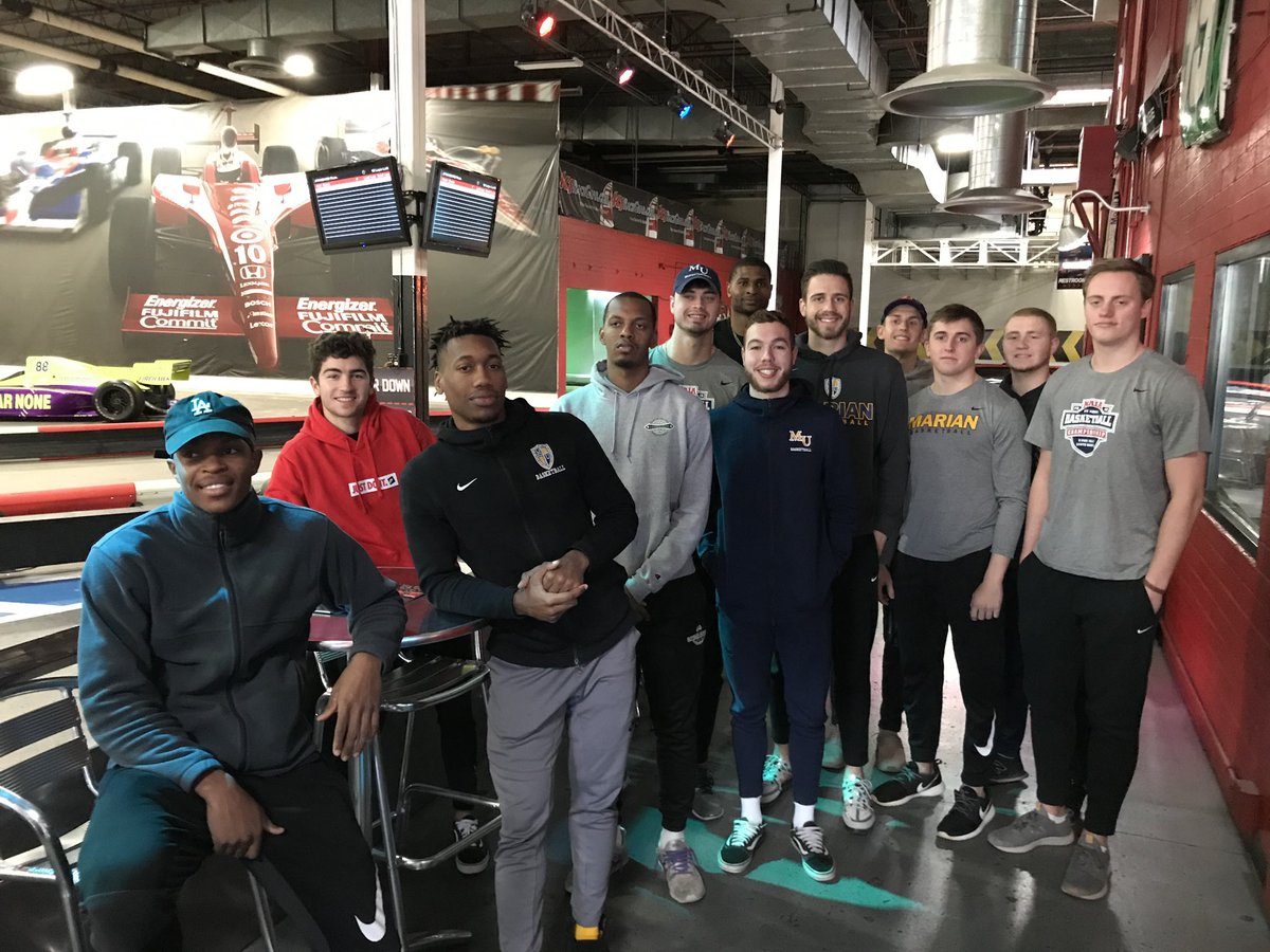 MarianMensBBall's tweet photo. Our Indy guys took over the Phoenix Racing scene ๐๐๐
#KnightShowPHX https://t.co/cN3l42Vokx