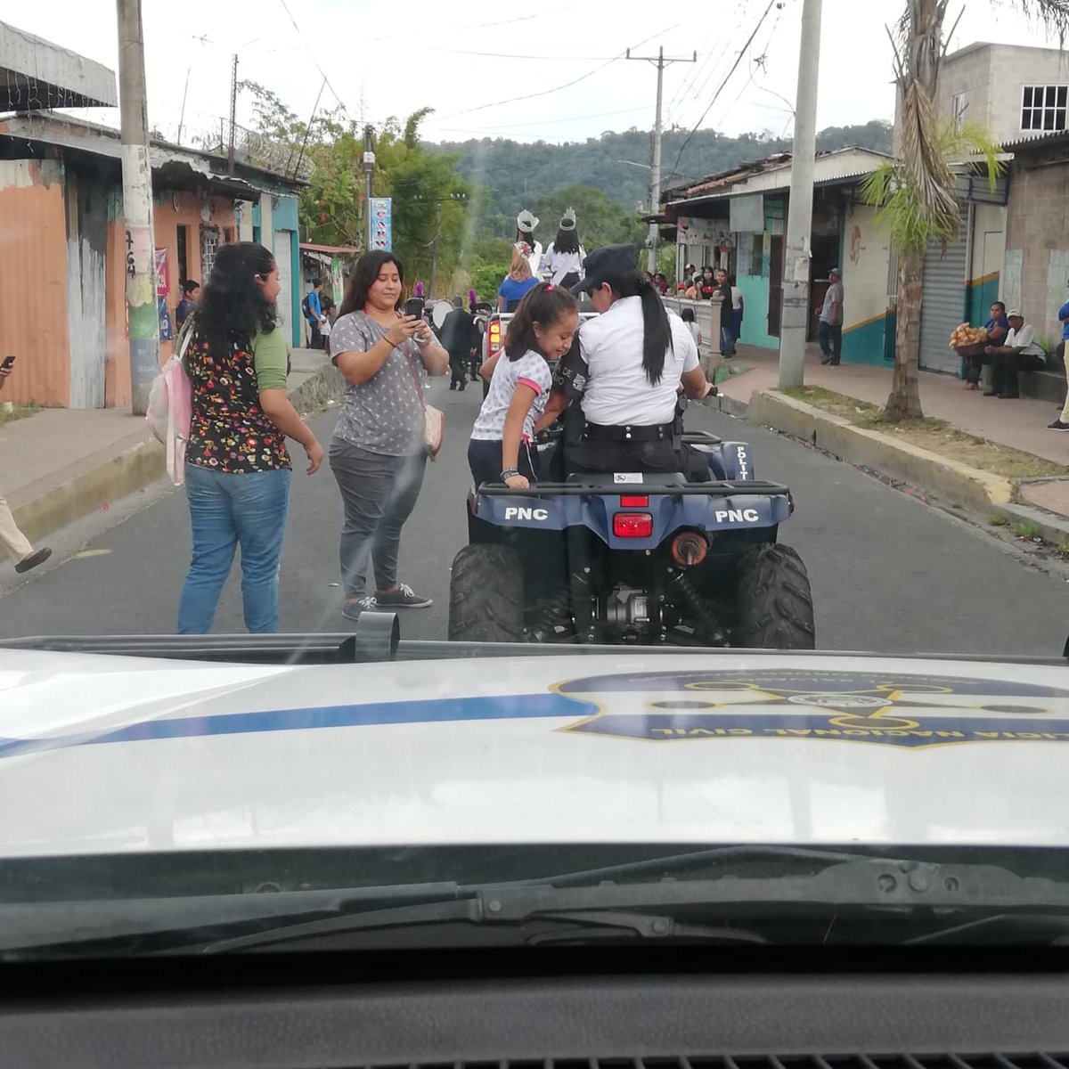 POLITUR_SV's tweet photo. Somos hombres y mujeres que venimos de las comunidades, comprometidos con la seguridad del país,  el uniforme no nos impide el sentido maternal
#Plan control territorial. https://t.co/rznbQTuCHS