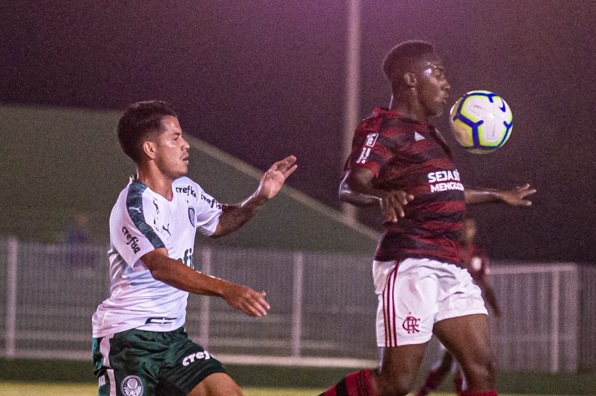 FIM DE JOGO EM SAQUAREMA! Com gols de Wendel (2) e Yuri de Oliveira, o Flamengo vence o Palmeiras por 3 a 0 no primeiro jogo da final da Supercopa do Brasil Sub-20! #GarotosDoNinho

📸: Marcelo Cortes/CRF