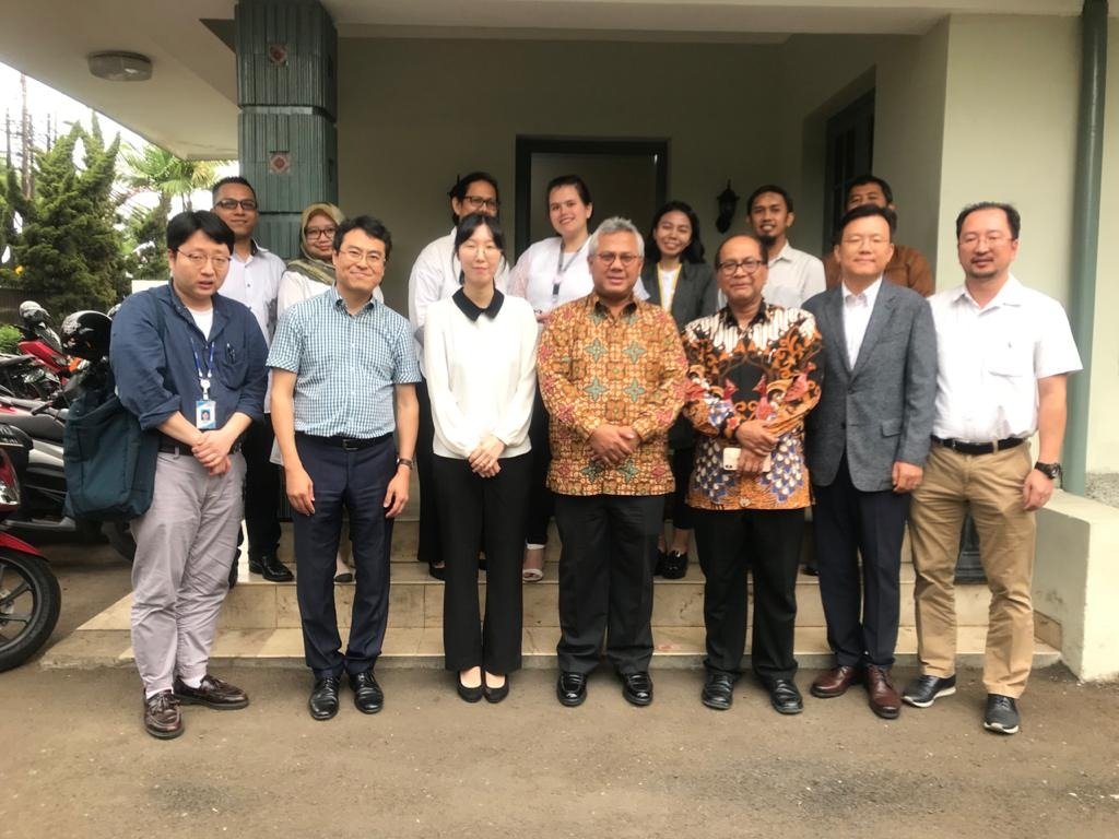 omr_scanner's tweet photo. We had a meeting with indonesian election commission KPU to introduce our automatic ballot scan technology. 
Chairman Arif Budiman appreciate of our visit to KPU. https://t.co/wqnJY4s0fu