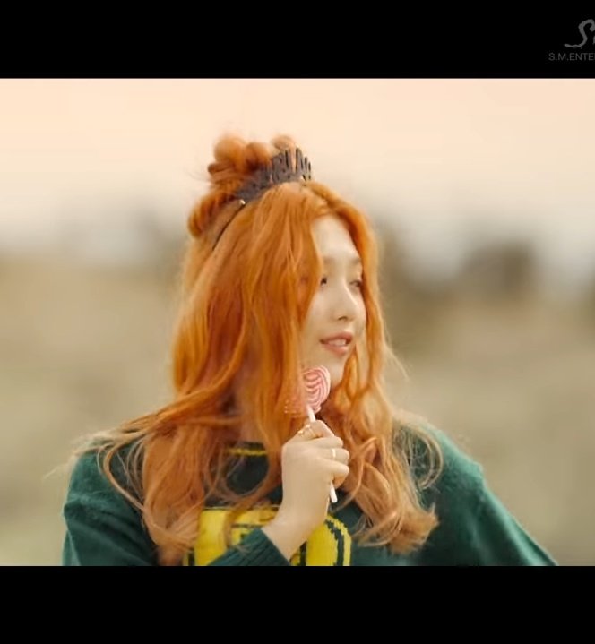 12.2. Also you can see her holding a lollipop which you can also see in the MV of Zimzalabim where they uses the lollipop as a metaphor in hynoptizing people. And here? as early as 2015? Joy already shows that she is willing to manipulate people alongside the king which is Irene.