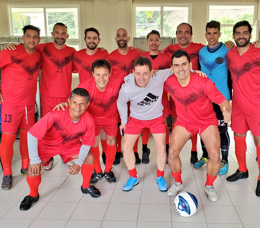 Saludando a una banda! Jajaaj que pinches recuerdos, que anécdotas, unos fueron mis ídolos y nos damos cuenta que todo vuelve a lo mismo.... disfrutar de la bocha tarde o temprano tienes que volver a disfrutar como comenzaste! /) <a href="/Espacio_Tiburon/">Espacio Tiburón - Tiburones Rojos de Veracruz</a> <a href="/ClubTiburones/">Club Deportivo Veracruz 🦈</a> <a href="/TiburonesRojos/">Tiburones Rojos - Fans</a>