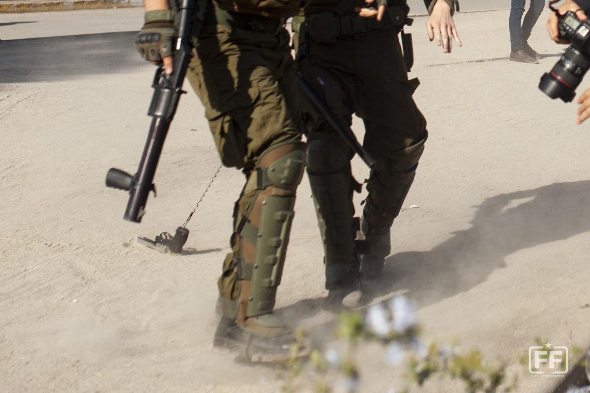 frente_foto's tweet photo. Los pacos andaban tan jalaos reprimiendo hoy que uno hasta andaba arrastrando la pistola de servicio.

Gracias @Carabdechile, nos hacen sentir suuuuper segur@s... https://t.co/tKaSBpr6pi