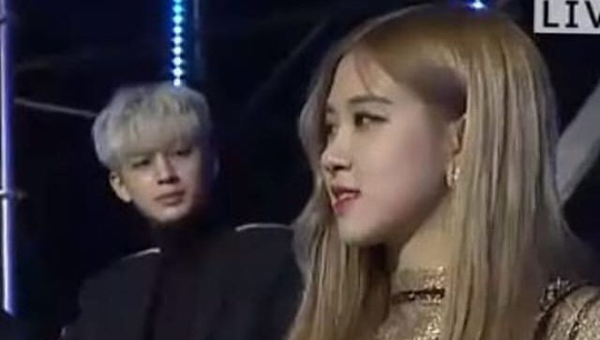 JunRos4's tweet photo. It's been a long time 😂 i'm not active on twitter bc something that i can't explain 😁 My dear Yunhyeong is me, back again staring at Junrose 😅😍  
#Junrosè #Junhoe #Rosè #pinkon #YG https://t.co/stM0krRYhp
