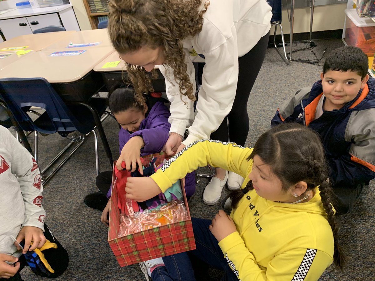 MiniMedicsSCLA's tweet photo. Yesterday I dropped by Rocky and gave the kiddos some gloves and hand warmers to stay warm this winter. In return, they gave me the sweetest notes ever! I teach the most amazing fourth graders in the world! 💗 #minimedics #scla #stvrainstorm #holidays https://t.co/FdQv0cTDix