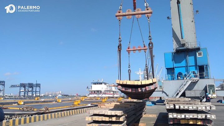 Coremarcsp's tweet image. Palermo Sociedad Portuaria a través de su Unidad Logística, realiza operaciones integrales, satisfaciendo las necesidades de nuestros clientes. En las fotos, transporte fluvial de 3.150 Ton de palanquilla de Diaco, con destino final a Tocancipá.#10AñosPsp #coremar