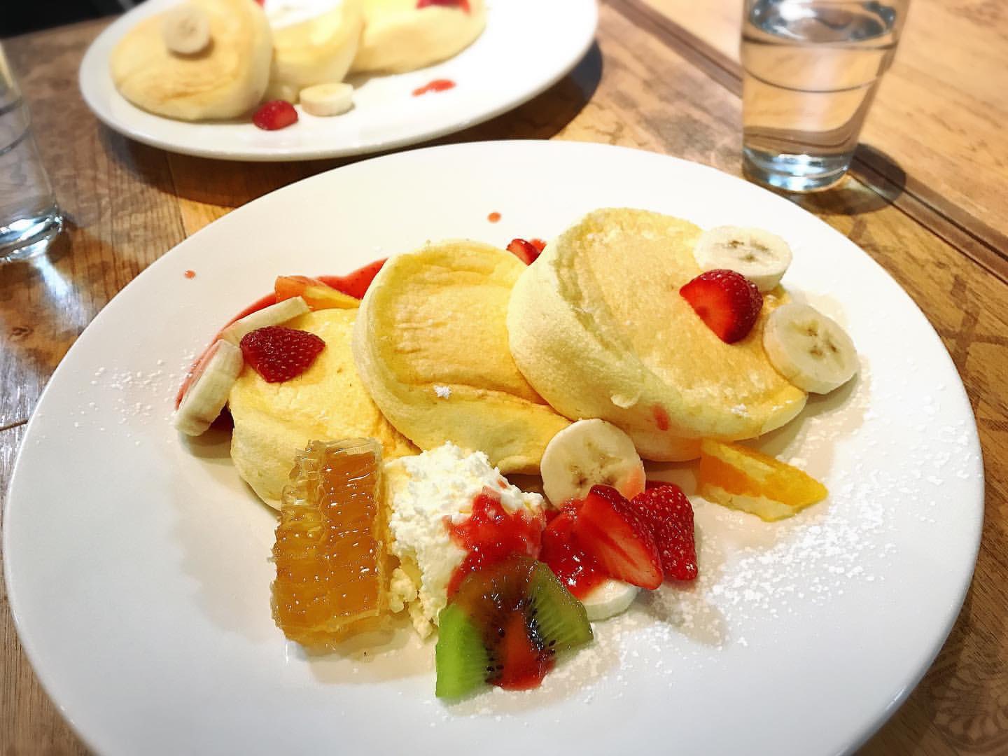 P Food 相互 福井県 福井駅 フラッフィー パンケーキ 駅前のアオッサというビルの中にあるお店 福井 パンケーキと調べると直ぐに出たので伺いました 写真 巣ごと食べる巣蜜のパンケーキ ふわふわではなくしゅわしゅわ なパンケーキ です