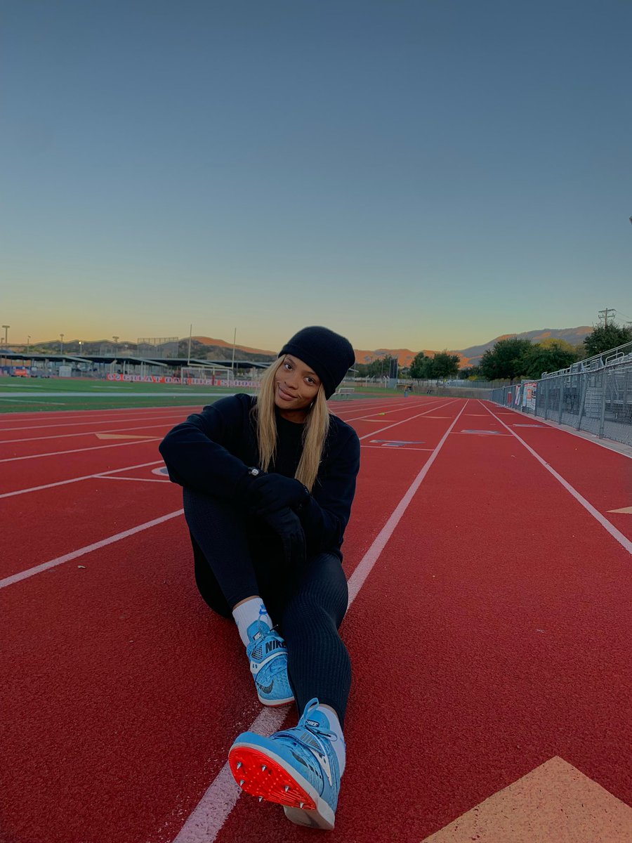 ciynamon's tweet photo. Cinny on da track https://t.co/OpUvT7Qblw