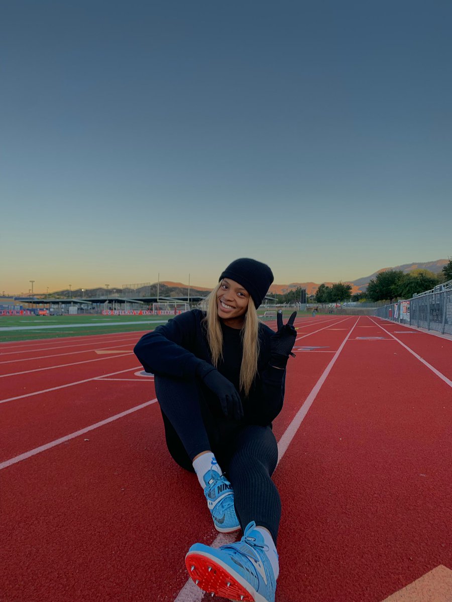 ciynamon's tweet photo. Cinny on da track https://t.co/OpUvT7Qblw