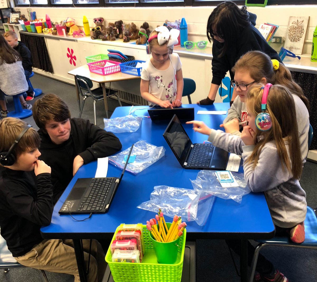 eSparkLearning's tweet photo. Ms. Jenkins and Mrs. Perry scheduled a time for the 5th-graders to teach their 1st-grade friends how to join Ms. Jenkins Google for Education Classroom & log onto eSpark Learning. #googleclassroom #eSparklearning #edtech https://t.co/HTX2KMLzmH