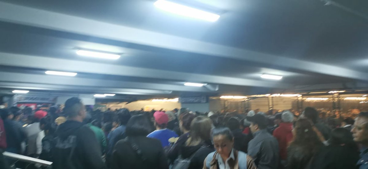 Paez_raven's tweet photo. @MetroCDMX Aquí que pasa en panti linea A https://t.co/LtswNJrDdf
