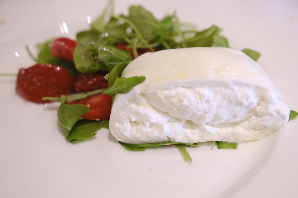gastrocolegas's tweet photo. Burrata de Puglia del Sur de Italia con rúcula, tomate seco y cherry 🍅 #gastrocolegas @PiuDiPrima_Mdr #gastronomy #GastroBlog #foodlovers #burrata https://t.co/wmjiU9uM90