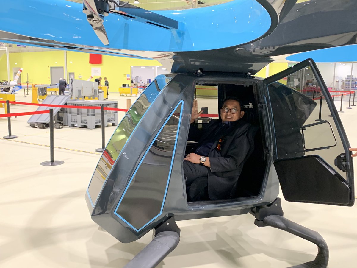 fadlizon's tweet photo. Turki sdh uji coba drone berpenumpang ini, endurancenya baru 1 jam. Mrk yakin dlm 3-5 tahun ke depan bisa jd “mobil terbang” yg aman digunakan. Sy bayangkan “jalan tol” udara dg artificial intelligence (ai). Apakabar mobil esemka kita? https://t.co/fFn3fgQf8l