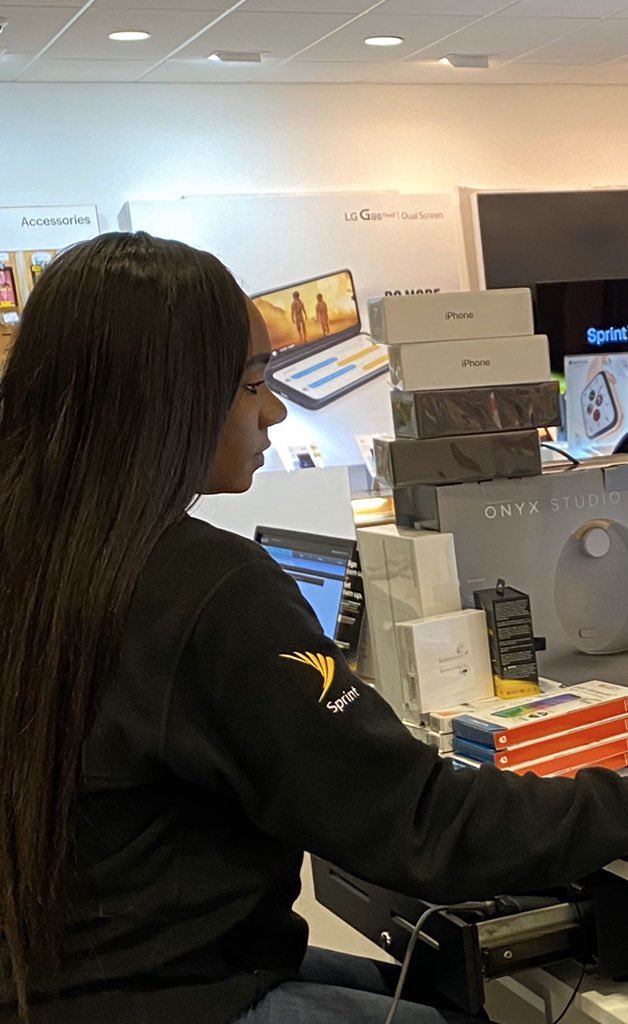 EJ_MagentaBiz's tweet photo. Congratulations @SprintHP for closing Hyde Parkโs first JUICY deal of #DoubleDownDecember!! Thank you for going the extra mile Keya!! #SmallBusinessExpert #BusinessAsUsual #FlyWithMEED https://t.co/GAnxBw1l3U