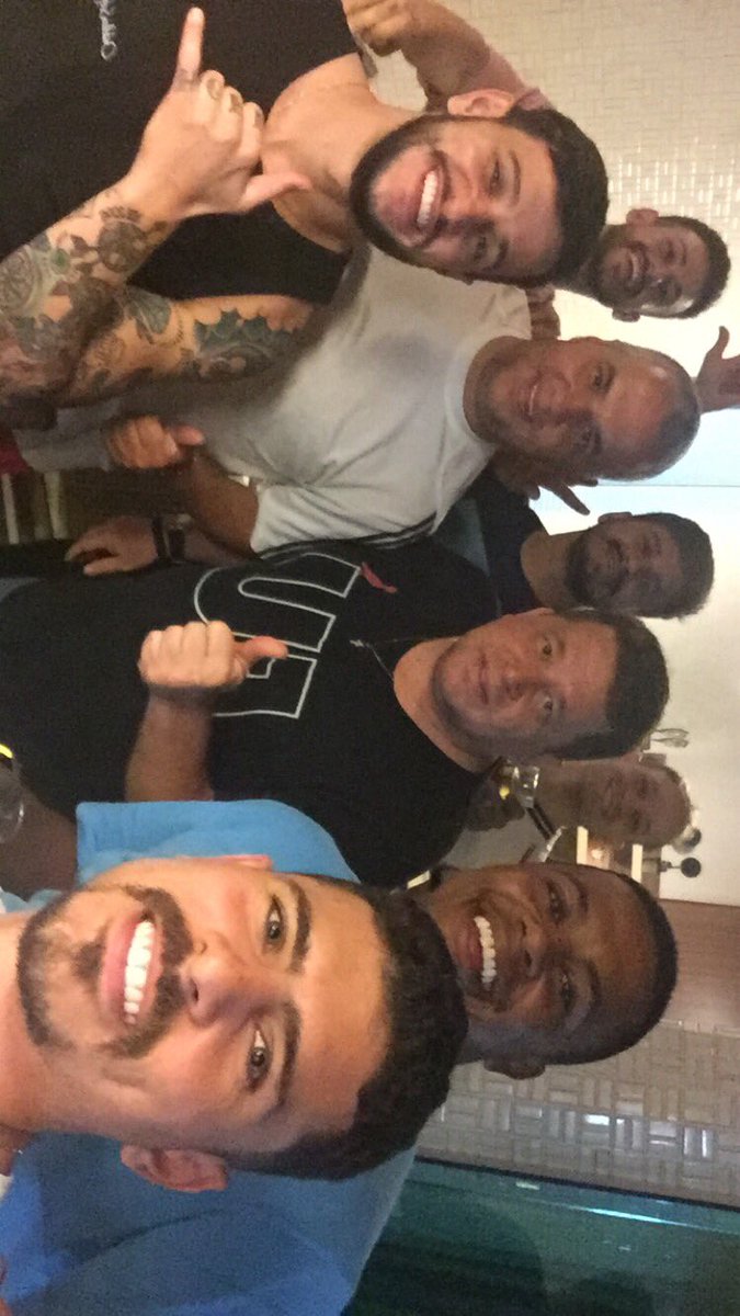 Romarin43587328's tweet photo. Minha quarta tá sendo assim, do lado do sandro Gama repórter da band e tomando umas com os amigos e o de vcs ?! Kkk #nahumilda #Deusemprimeirolugar #commeusamigos ✌🏿 https://t.co/0arCPy1WxX