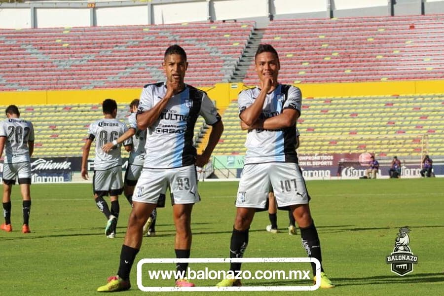 Un día como hay hace tres años <a href="/Club_Queretaro/">Gallos Blancos 🐓</a> se coronaba campeón de la 2° división, en aquel partido ante Monarcas en el Morelos, aquella plantilla integrada por Jordi Cortizo, Paolo Yriza, Luis Romo, entre otros, ¿recuerdas ese día? 🐔🇧🇼🏆

#PasiónAlbiAzul 🔵⚫ #SiempreGallos