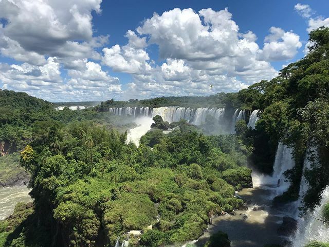 Cataratas del Iguazu vistas do lado argentino. Esse é só um gostinho do que é tudo isso. Gratidão por hoje! #cataratasdeliguazu #cataratasargentinas #semfiltro #seviranomundo #aroundtheworld #southamerica ift.tt/2PXR8el