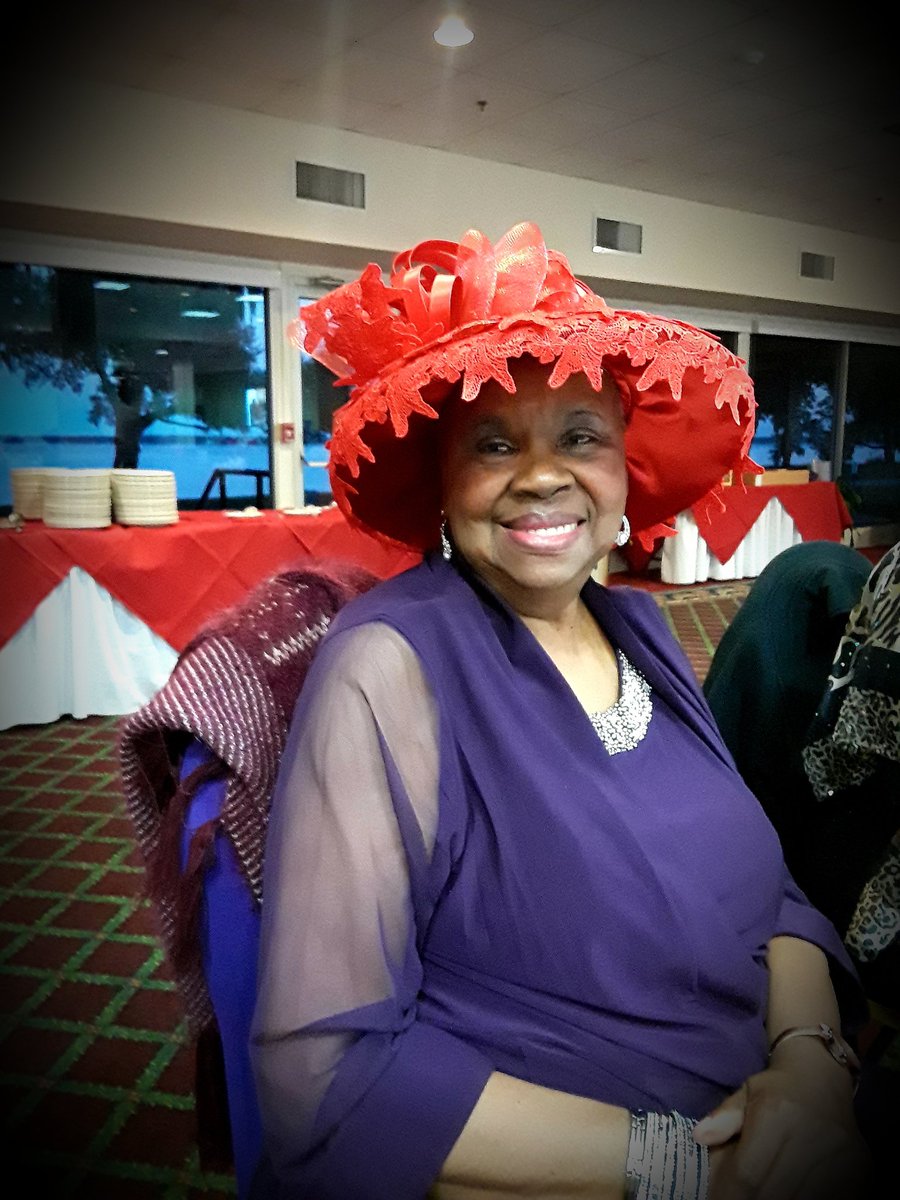 MichelleDunwdy's tweet photo. My mom and I at Saturdays Christmas Party🎄
#Christmasparty #49andfabulous #oldwhere #naturalhair #dcnative #afro https://t.co/riEZV59sDU