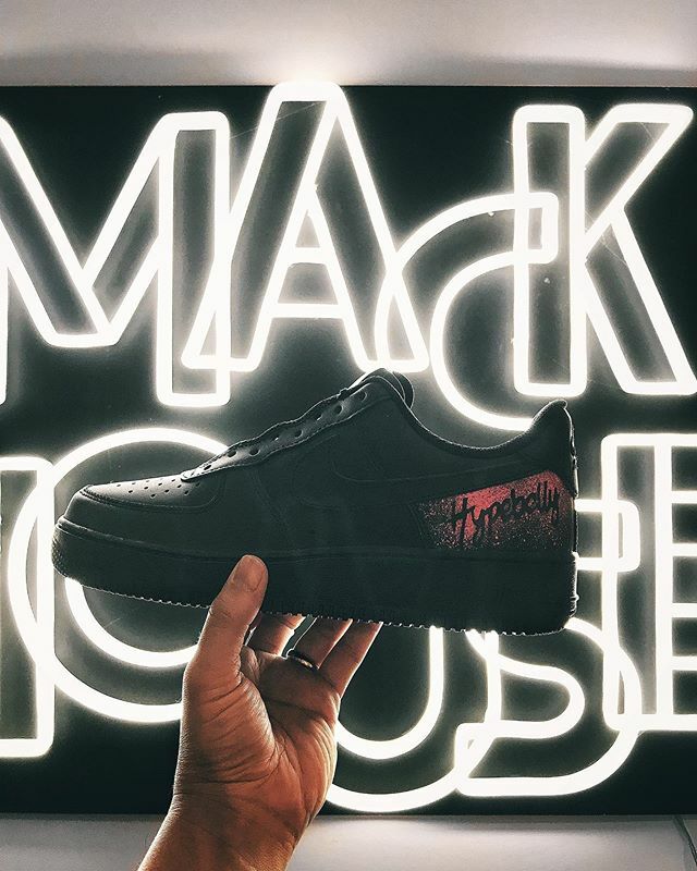 HypeBelly's tweet photo. My bday &amp; Christmas 🎄 came early this year s/o @thefoodrunners_ @niketoronto &amp; @mackhouseinc for such a fun night and for these custom all black/infrared AF1 .. more importantly thank you for motivating me to be active 🙏 #WILLRUNFORFOOD
.
.
.
.
.
#torontofood #sneakers #eats… https://t.co/uUfyBHwVYp
