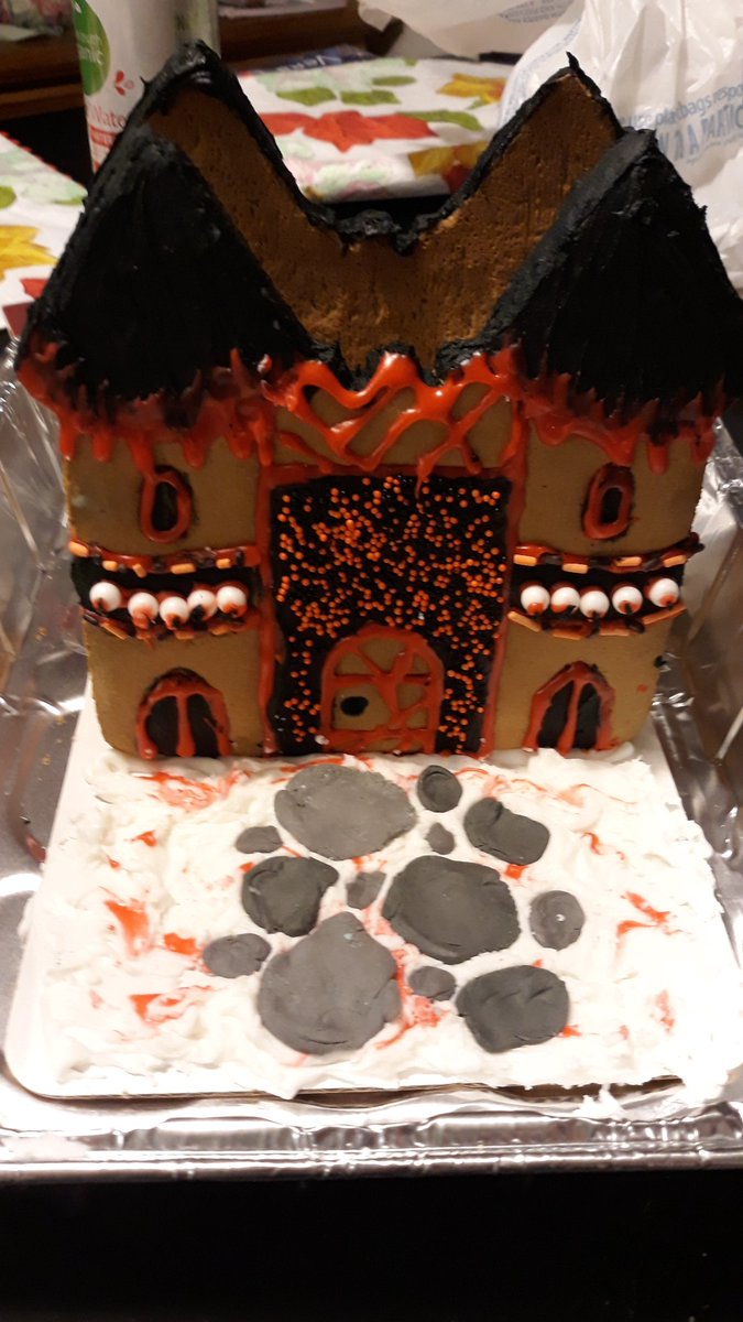 DisneyHeart05's tweet photo. @HauntedKitchens Apparently Dracula's Gingerbread Castle! https://t.co/pvvHRKJc26