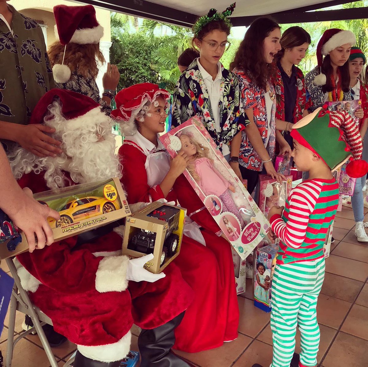 Today we had a special visit from Mr. &amp; Mrs. Claus at Centro Mater East. Thank you to all of the amazing volunteers at St.Agnes for organizing this wonderful Toy Drive for our little ones 💝🤗