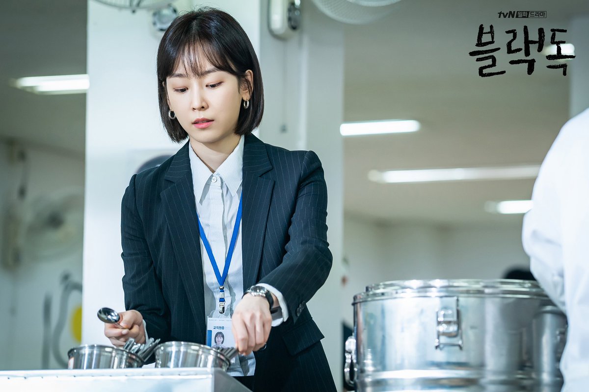 Опубликованы новые стиллы дорамы «Чёрный пёс»