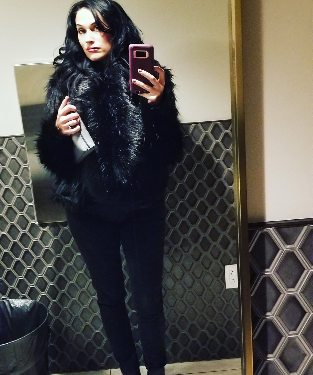 BREAKERBOX's tweet photo. #When30DegreesIsYourComfortZone Great time at the @MPITennessee Holiday Party! I have had an amazing first year in #Nashville and look forward to an even more incredible 2020 filled with #Art #Music & #LifeInTheDiY its officially #HolidaySeason...bring on the π·π» #GoBills https://t.co/JDwiOSQREB