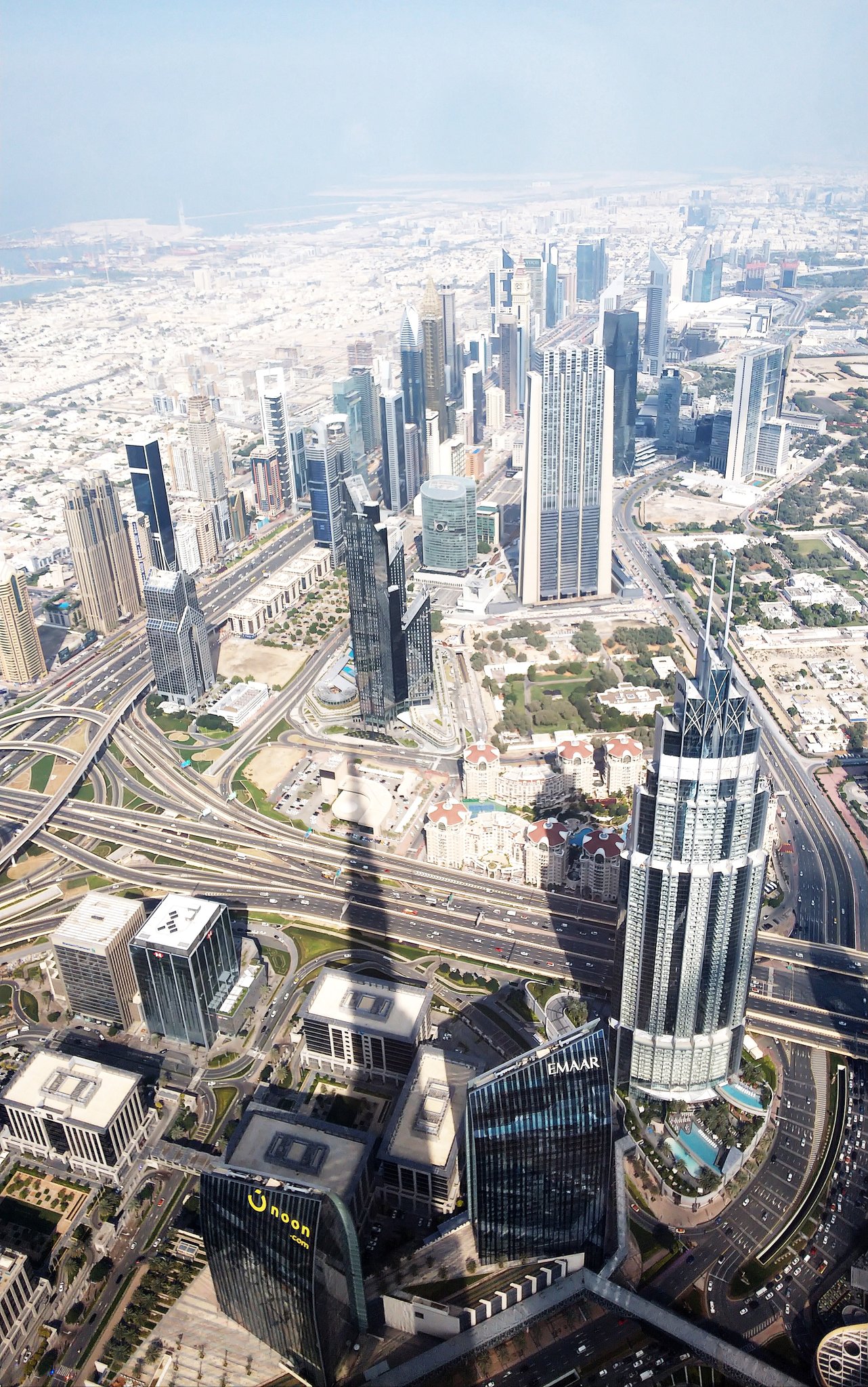 ゆか ミッション インポッシブル ゴースト プロトコル でトム クルーズがぶらさがった世界最高層ビル ブルジュ ハリファの最上階 148階 展望台 124 125階展望台より料金も高いぶん優先エレベーターで行けてアラビックコーヒー 超美味 とお茶請け