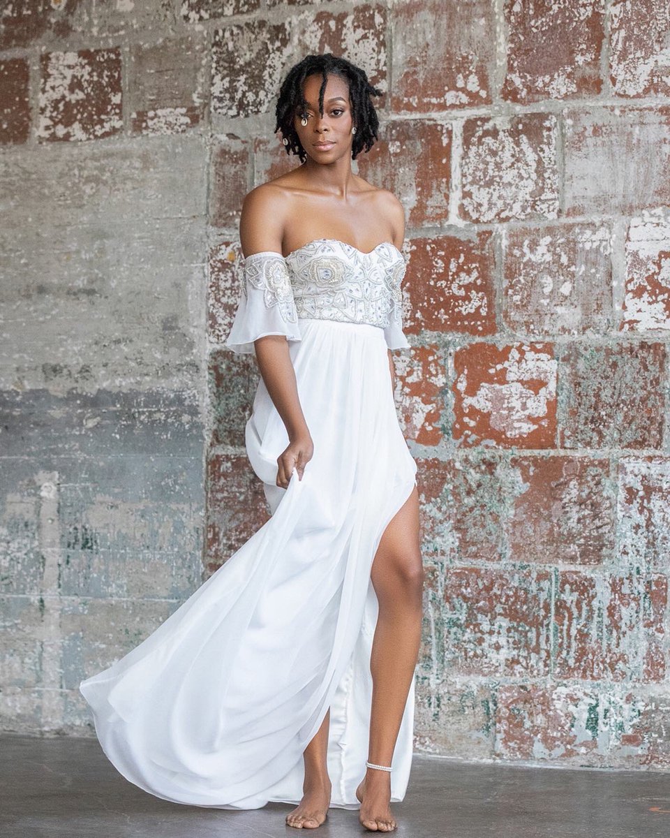Grace_Portrait's tweet photo. I had 2 strobes set up, but I wasn’t getting the look I wanted. So I turned them off, shifted closer to the window light &amp; cranked up my ISO  😍

#fashionphotography #fashionportrait #NYCphotographer #girlswithlocs #modelsofcolor #naturallightportrait #bridalshoot #fdphotostudio https://t.co/G2xqrRnAUh