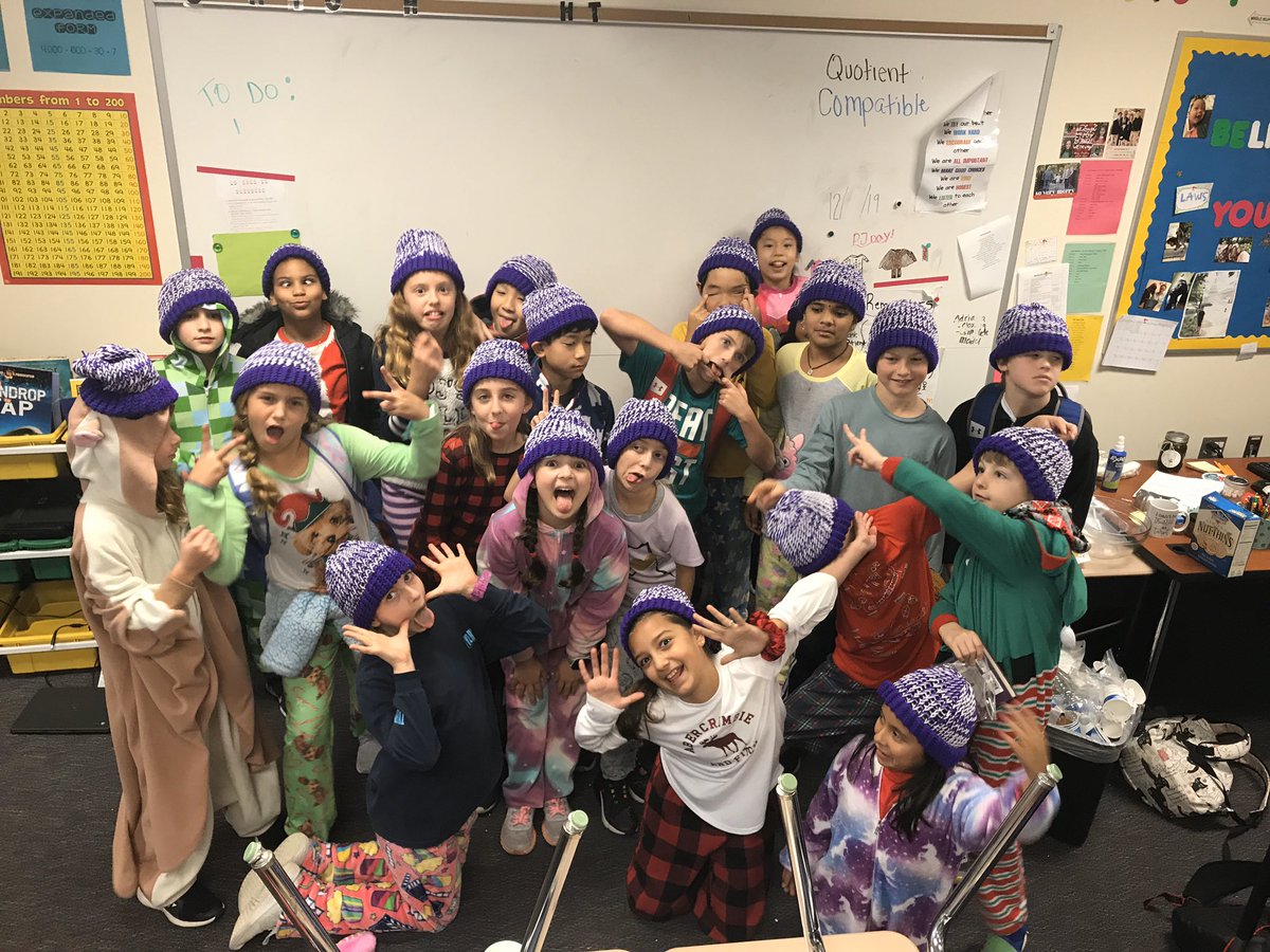 FrostwoodElem's tweet photo. One of our 4th grade teacher’s mom’s makes a purple and white hat for each and every 4th grade student. #sheisamazing #fwelovesMrsMulherinsmom #shesonespeciallady #luckystudents #frostwoodcolors #fwe4thgrade #madewithlove #madeonaloom https://t.co/ZLozh2aC5E