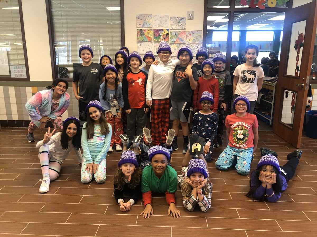 FrostwoodElem's tweet photo. One of our 4th grade teacher’s mom’s makes a purple and white hat for each and every 4th grade student. #sheisamazing #fwelovesMrsMulherinsmom #shesonespeciallady #luckystudents #frostwoodcolors #fwe4thgrade #madewithlove #madeonaloom https://t.co/ZLozh2aC5E