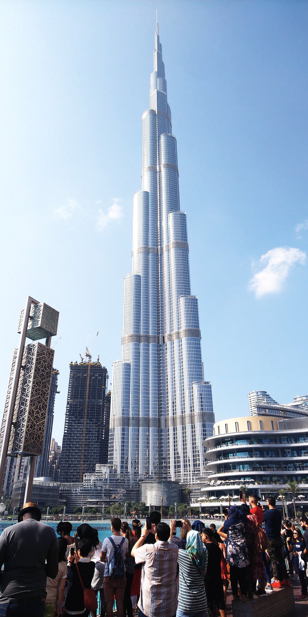 ゆか ミッション インポッシブル ゴースト プロトコル でトム クルーズがぶらさがった世界最高層ビル ブルジュ ハリファの最上階 148階 展望台 124 125階展望台より料金も高いぶん優先エレベーターで行けてアラビックコーヒー 超美味 とお茶請け