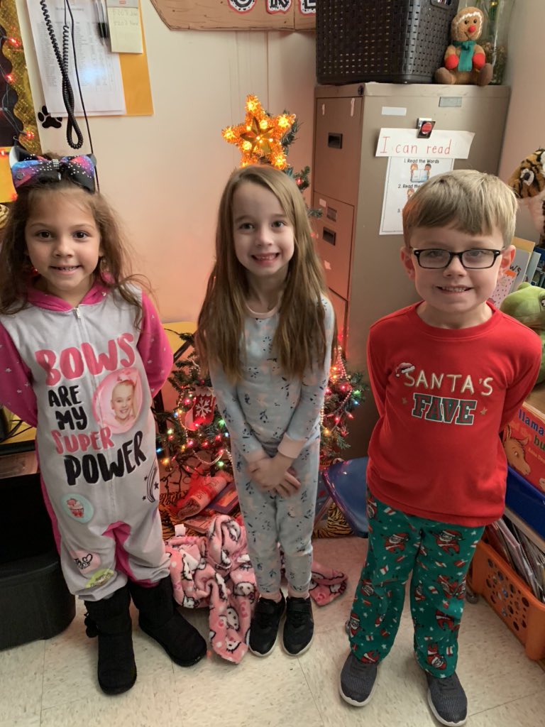 Tammy32579765's tweet photo. Great day for jammies and polar express! With a tray of hot cocoa marshmallows and graham crackers @SEDALIASCHOOLS @SkylineTiger #ssd12days #skylineshines #kindergarten https://t.co/z6aIWgi5vP
