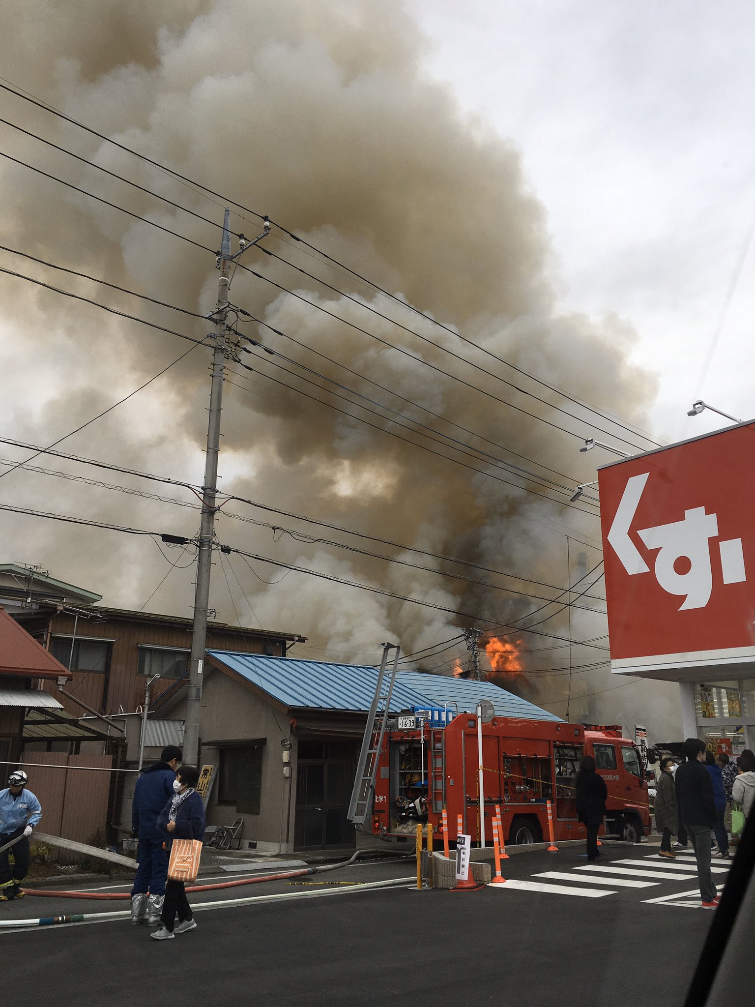 桐生市三吉町の銭湯の爆発火災で煙が充満している画像