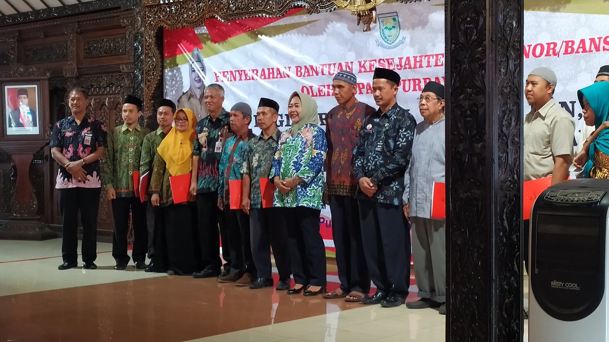 dyah_h_pratiwi's tweet photo. Kamis (19/12) saya menyerahkan bantuan kesejahteraan/honor/bansos bagi 1.250 guru Madin, 385 orang petugas P3N, 37 orang tamir masjid agung Darussalam dan 66 penderita Thalasemia di Purbalingga. Total bantuan senilai R 2, 7 miliar. https://t.co/5tPAfBFKXW