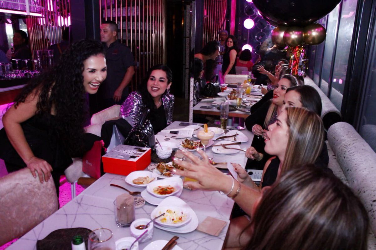 YennyTabasco's tweet photo. Momentos de #FashionNight #TabascoFashionPink en #GingerRabbit cerramos con broche de oro el año. Gracias a quienes nos acompañaron en esta velada promovida por @NuestrasManosAC para visibilizar nuestras causas https://t.co/4psPJUAhdS