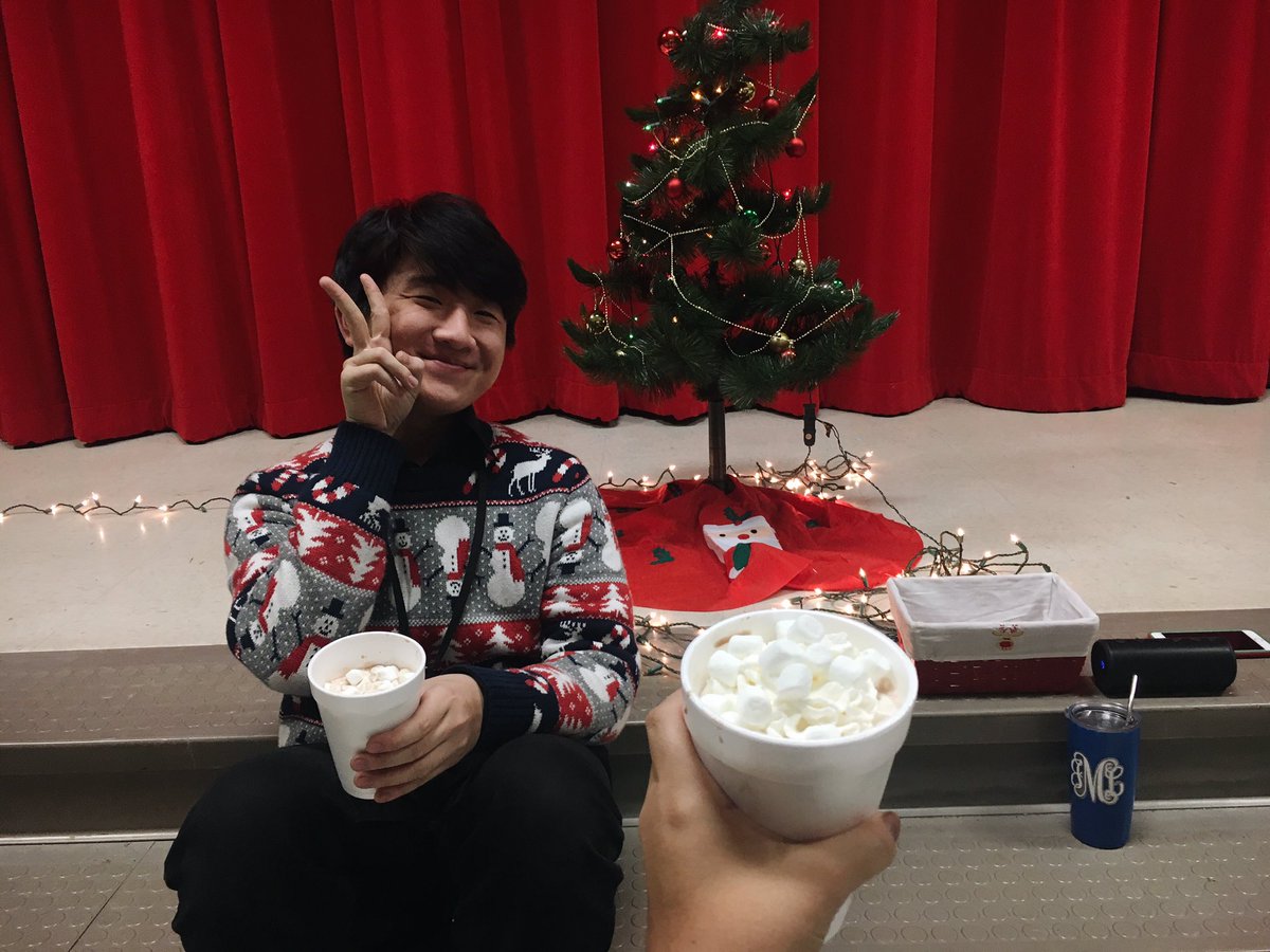 interacthhhs's tweet photo. Happy holidays from #hhhsinteract 🎄 This season is all about giving but we like to give all year round! https://t.co/vjHrQRgpgB